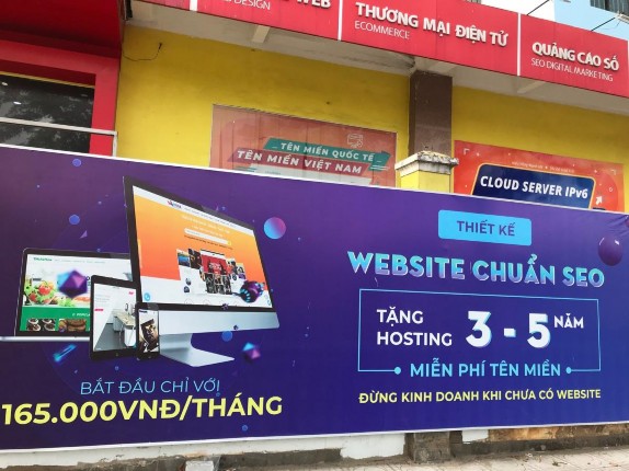 Hình 3 5 Banner quảng cáo thiết kế website công ty VinaHost Nhờ vào hình thức 1
