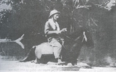 Bác Hồ trên đường công tác ở chiến khu Việt Bắc ẢNH TƯ LIỆU NHÀ TRƯNG 1