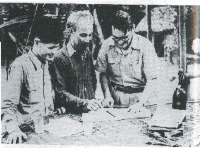 Chủ tịch Hồ Chí Minh đồng chí Lê Văn Lương và Lêôphighe thành viên Ban lãnh 13