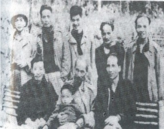 Chủ tịch Hồ Chí Minh đồng chí Nguyễn Lương Bằng hàng đầu bên phải 6