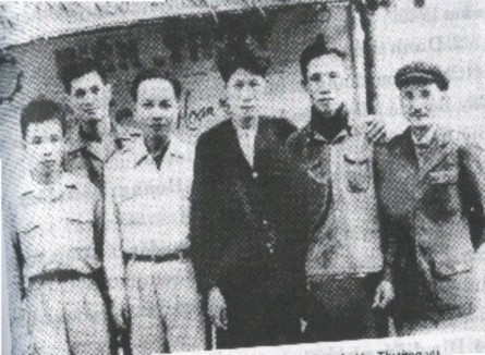 Tổng Bí thư Trường Chinh thứ 3 bên trái và Uỷ viên Thường vụ Trung ương 8