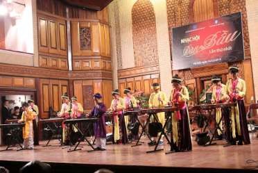 Các học sinh ngoài khóa đang biểu diễn đàn Bầu tại nhạc hội đàn Bầu lần 6