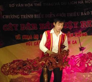 NSƯT Hoàng Anh Tú trong khi biểu diễn tại nhà Bát giác Hà Nội 3 1 3 4 Tổ 1