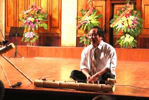 NSƯT Phan Kim Thành đang giới thiệu đàn cải tiến mới của mình trong nhạc hội 3