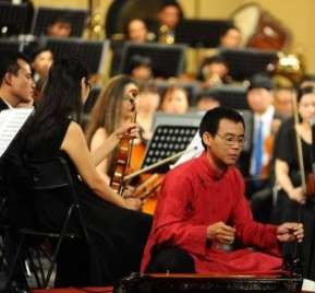 Đàn Bầu cùng với dàn nhạc giao hưởng NSƯT Hoàng Anh Tứ Biểu diễn hát Xẩm 1