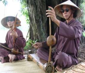 Đàn Bầu cùng với dàn nhạc giao hưởng NSƯT Hoàng Anh Tứ Biểu diễn hát Xẩm 2