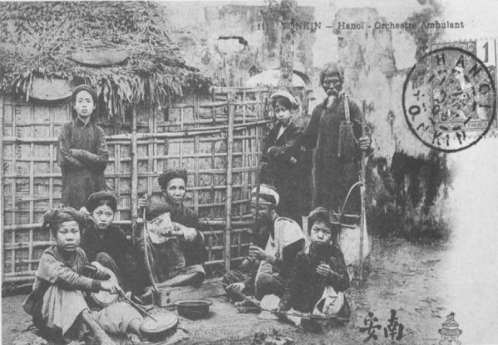 ảnh xưa của đàn Bầu trong nhóm hát Xẩm Ông Phạm Phúc Minh cho rằng cây 1