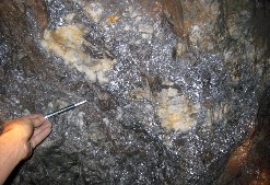 Ảnh 1 17 Quặng thạch anh sulfua vàng cấu tạo dạng đặc xít TQ BĐMQ Nguồn 2