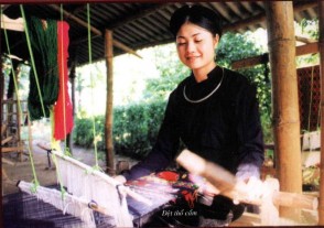 Hộ i phá o hoa Cô gái Tày dệ t thổ cẩ m Hát then Gặ p gỡ đầ u xuân 2