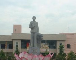 Đền Kỳ Sầm Tượng đài Chủ tịch Hồ Chí Minh Nguồ n Tác giả sưu tầm từ 24