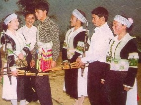 Hát then Gặ p gỡ đầ u xuân Lễ Tẩ u Sai Hộ i chù a Kỳ Sầ m Suố i Lê 4