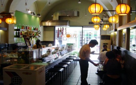 Bàn ghế của Phở 24 được làm bằng loại gỗ đẹp dạng băng ghế dài truyền 1