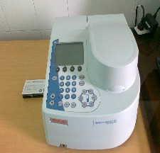 Đổ dung dịch cần đo vào khoảng 1 2 2 3 thể tích cuvet Dùng giấy mềm lau 2