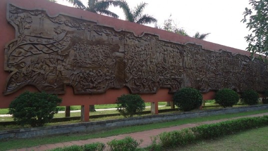 Một trong số 2 bức phù điêu được xây dựng sau tượng đài Nguyễn Bỉnh Khiêm 10