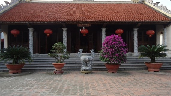 Nhà tổ thờ bà Minh Nguyệt vợ ba Nguyễn Bỉnh Khiêm Bàn thờ bà Minh Nguyệt 11