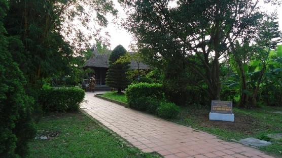 Đường vào Bạch Vân Am Bạch Vân Am Tượng đài Nguyễn Bỉnh Khiêm giữa quảng 7