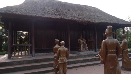 Bạch Vân Am Tượng đài Nguyễn Bỉnh Khiêm giữa quảng trường khu di tích Một 8