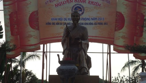 Tượng đài Nguyễn Bỉnh Khiêm giữa quảng trường khu di tích Một trong số 2 9