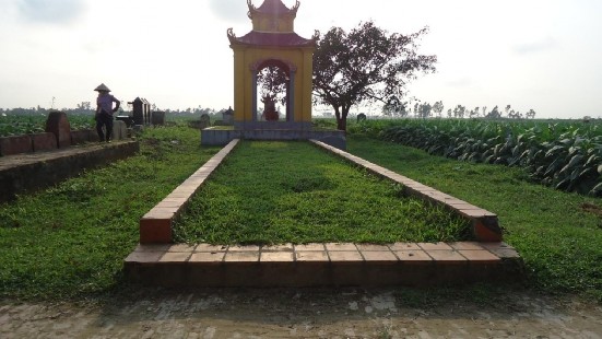 Phần mộ cụ Nguyễn Văn Định Quảng trường giữa quần thể di tích Vườn 3