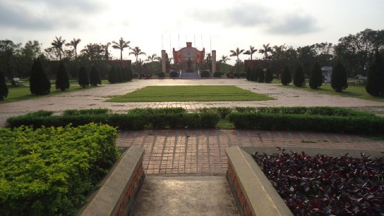 Quảng trường giữa quần thể di tích Vườn tượng nhìn từ xa Vườn tượng 4