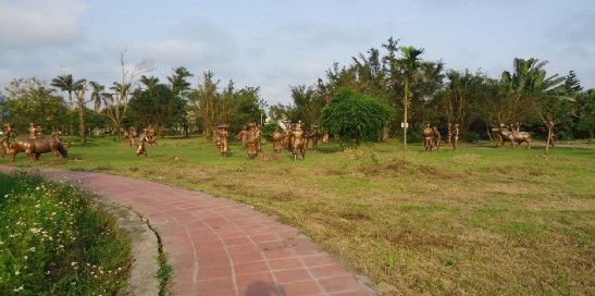 Vườn tượng nhìn từ xa Vườn tượng nhìn gần Quán Trung Tân Từ Quán Trung Tân 5