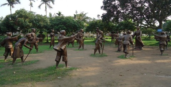 Vườn tượng nhìn gần Quán Trung Tân Từ Quán Trung Tân nhìn ra sông Hàn Tháp bút 6