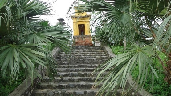 Tháp bút Kình Thiên Đồi nhân tạo phía sau tượng đài Nguyễn Bỉnh Khiêm Nguyễn 9