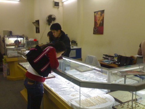 Các cửa hàng bán buôn có nhiệm vụ chào hàng giao dịch với những trung gian 10