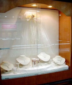 Nhân viên bán hàng trong các cửa hàng lẻ cũng được Công ty tuyển chọn và 12