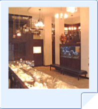 Khách hàng rất dễ nhận ra các cửa hàng PNJ giữa những con phố đông đúc và 1