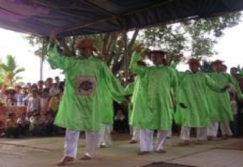 Trò Ngô Quốc 3 Lễ hội Cầu Ngư Các cụ già ở các làng cũng tiến dần về khu 7