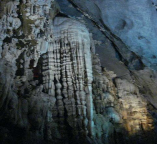 Thạch nhũ và măng đá trong động Phong Nha Một góc thung lũng Sinh Tồn Suối 3