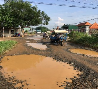 Người dân và Đội Thanh niên tham gia thực hiện Xây dựng công trình đường 2