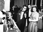 Năm 1971 Nữ hoàng Anh chứng kiến hình ảnh video được truyền qua cáp quang John 2