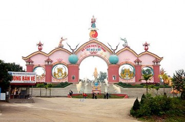 Cổng vào khu du lịch Hồ Núi Cốc Chiếc thuyền độc mộc lướt nhẹ trên mặt 1