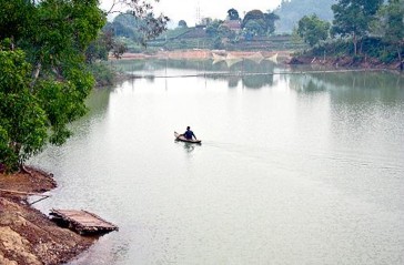 Chiếc thuyền độc mộc lướt nhẹ trên mặt hồ Cảnh mặt hồ Chiều trên Hồ 2