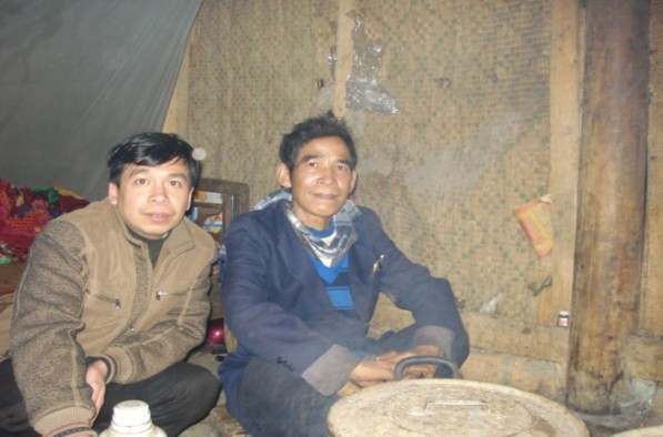 Tác giả và nghệ nhân Hoàng Sĩ Lực Ảnh của tác giả chụp ngày16 2 2008 Tác 12