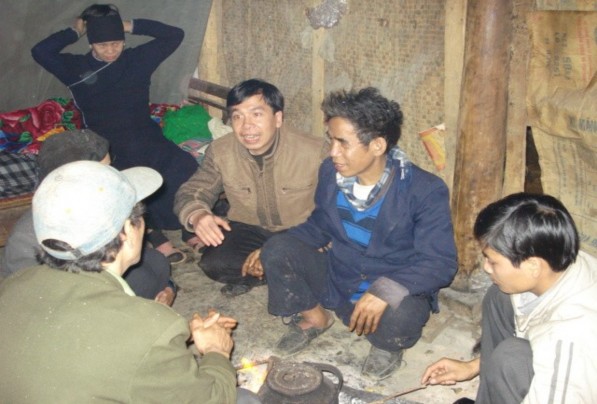 Tác giả đang thực tế tại thôn Làng Mi Ảnh của tác giả 16 2 2008 Tác giả 13
