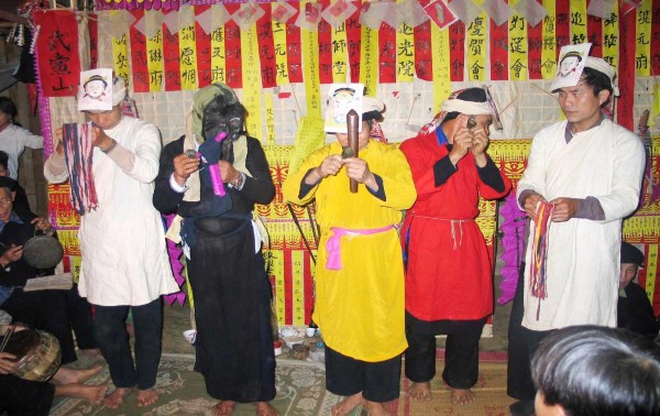 Thầy cúng trong đám tang người Dao Tuyển Bảo Yên – Lào Cai Ảnh của tác giả 8