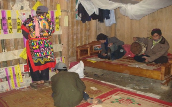 Thầy cúng đang làm lễ giải hạn tại nhà ông Hoàng Sĩ Lực thôn Làng Mi Bảo 9