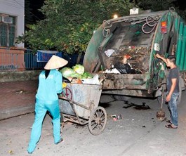 Điểm tập kết rác tại Chợ Loong Toong Hoạt động thu gom rác của công nhânCông 4