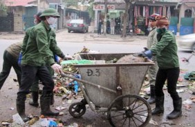 Thu gom rác tại điểm tập kết Điểu tra tại phường Hồng Hà 5