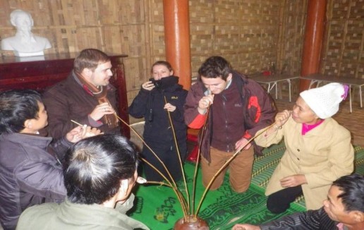 Hình 3 2 Khách quốc tế uống rượu cần cùng đồng bào Thái Hình 3 3 Khách du 2