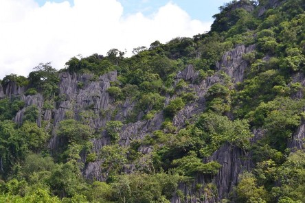 Hình 4 Hệ sinh thái núi đá vôi Hình 5 Điệu múa quạt và nghề dệt thổ cẩm 6