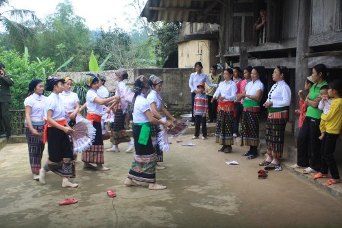 Hình 5 Điệu múa quạt và nghề dệt thổ cẩm của đồng bào Thái 7