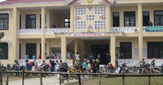 Ảnh 6 Người dân nhận hỗ trợ phân bón tại UBND xã Hồng Thượng Ảnh 7 6