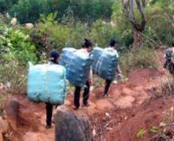 Cửu vạn gùi hàng lậu từ Lũng Vài về Lạng Sơn Ảnh T P Bộ đội biên phòng 1