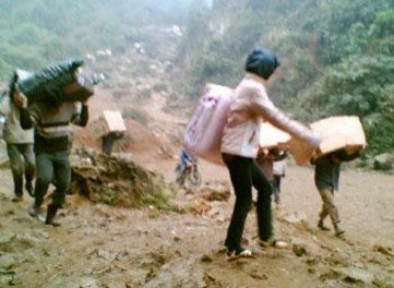 Bộ đội biên phòng vừa đi khỏi hàng đã dồn dập đổ xuống Khu vực buôn 2