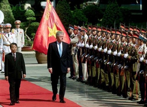 Tháng 11 2000 Tổng thống Mỹ Bill Clinton có chuyến thăm chính thức Việt Nam Ông 3