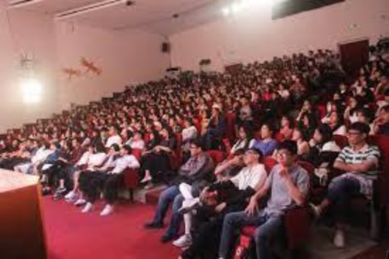 Hình 1 Khán giả xem kịch ở Sân khấu Hoàng Thái Thanh Nguồn fanpage sân khấu 1